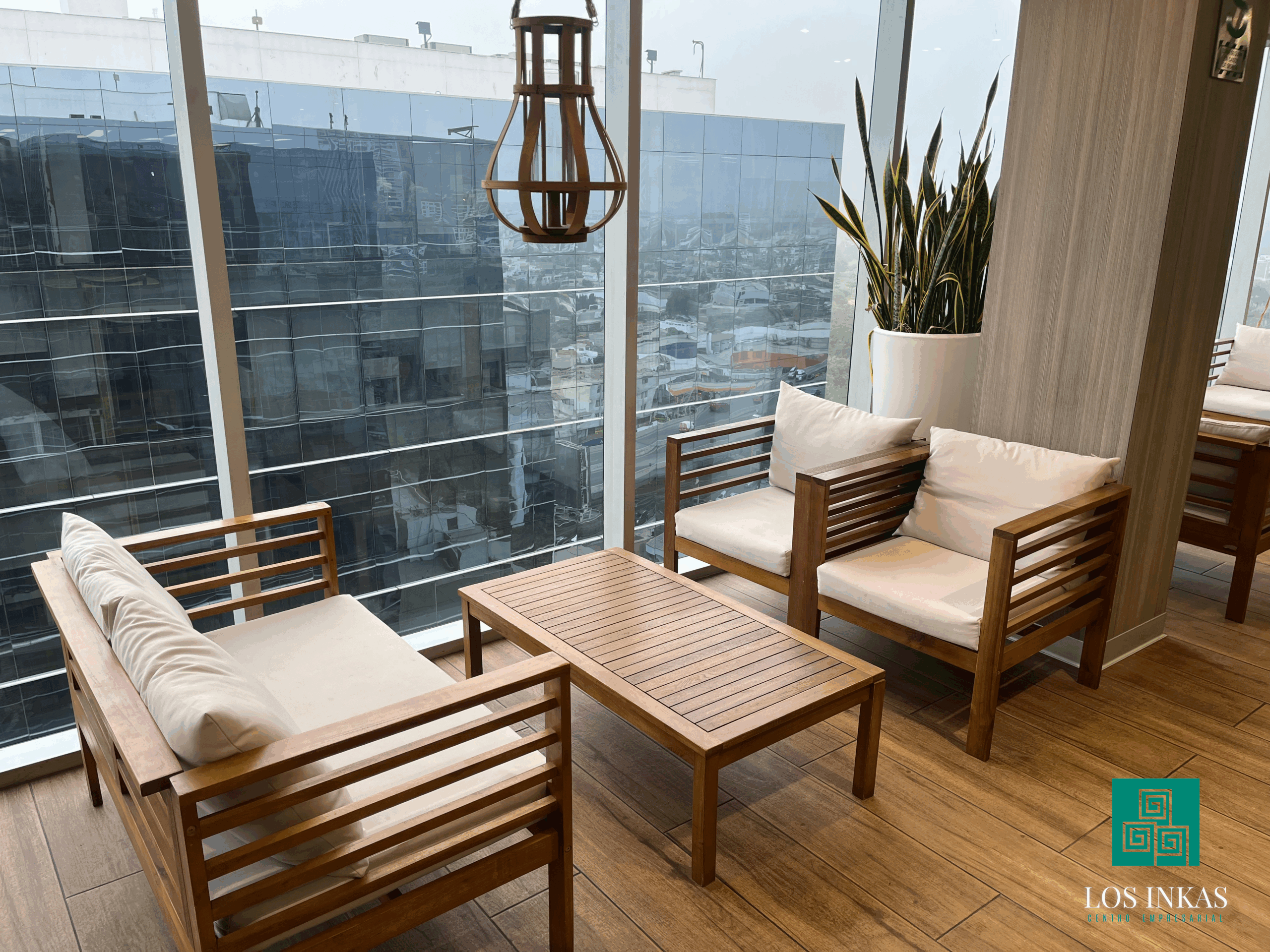 Salón gastronómico de la Torre II en el Centro Empresarial Los Inkas, con mesas modernas y ambiente corporativo