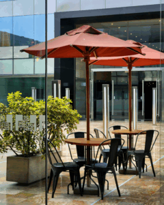 Patio de Angela Cafe en el Centro Empresarial Los Inkas